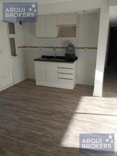 Apartamento de 1 dormitorio en venta con renta en Pocitos con patio y parrillero y 2 garajes