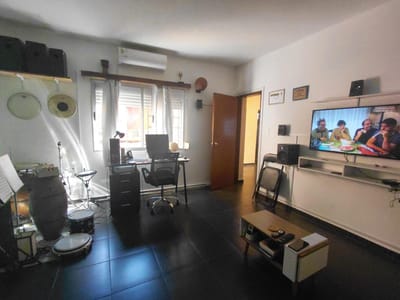VENTA APARTAMENTO DOS DORMITORIOS EN CERRITO CON PATIO Y PARRILLERO