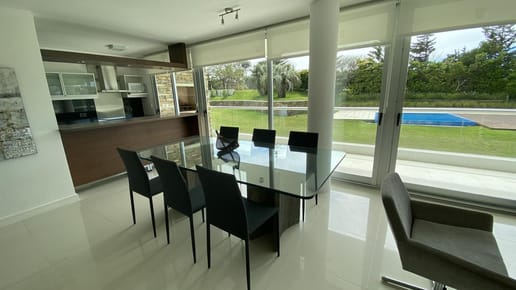 Apto, 2 dorm en suite, parrillero propio, amenitties - Playa Brava