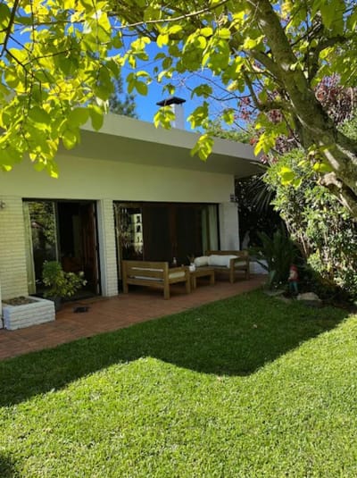 Venta y Alquiler de Amplia Casa 3 dormitorios en Playa Mansa, a 100 metros del mar !
