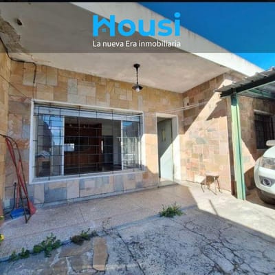 VENDO EXCELENTE CASA 2 DORMITORIOS, GRAN TERRENO CON COCHERAS PARA ALQUILER. MERCADO MODELO