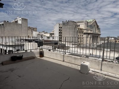 Oficina con terraza de uso exclusivo en ciudad vieja