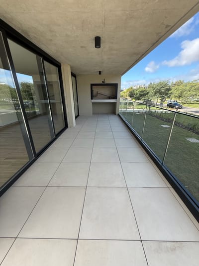 Divino apartamento en venta en Barrio Parques con jardín