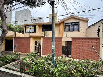 Venta Casa como terreno en Barranco | Negociable | Frontis 15.6m | Altura 15m