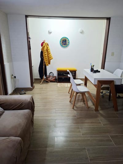 Venta Apartamento 2 dormitorios 1 escritorio cocina y baño nuevos. Bajos gastos comunes, planta baja Cordón.