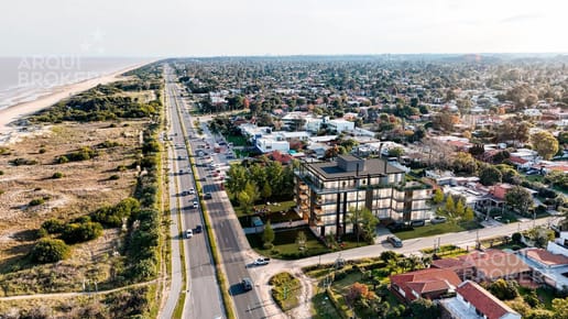 Apartamento penthouse de dos dormitorios en venta en Lagomar
