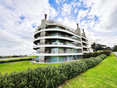 Apartamento en Playa Mansa. Primera linea. 3 dormitorios