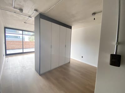 Alquiler de apartamento monoambiente tipo loft con amplio patio. Pocitos Nuevo