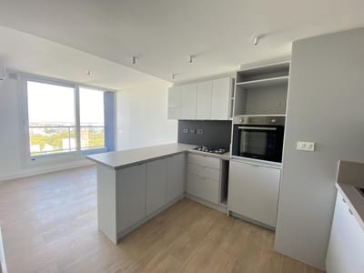 Alquiler apartamento 1 Dormitorio y garage. Piso alto. Edificio JOY Montevideo.