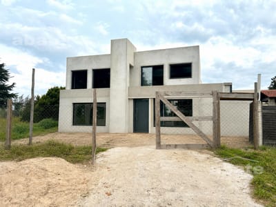 Venta casa de tres dormitorios y dos baños muy próxima al Costa Urbana Shopping