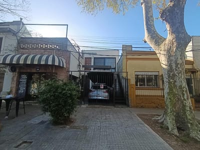Casa cerca de 21 de setiembre. Con locomoción, servicios etc