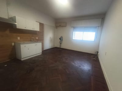Apartamento 1 dormitorio reciclado. A pasos de la Av. 18 de julio. Con servicios , bus y gym al lado. 