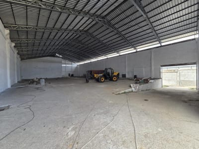 Proximo Garzón y San Quintin, predio logistico, 1050 m2 , vigilancia 24 hs, a estrenar !!