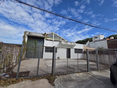 Proximo  Bv Batlle y Ordoñez y Varela, 511 m2 edificados, terreno  653 m2, excelente estado !!