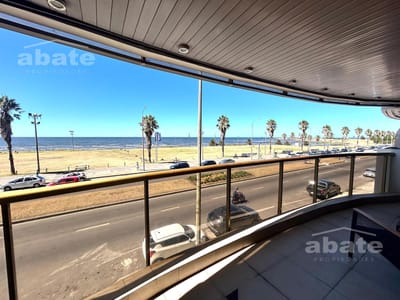 Venta apartamento 4 dormitorios   servicio completo ,Rambla Punta Carretas con garaje - vista al mar