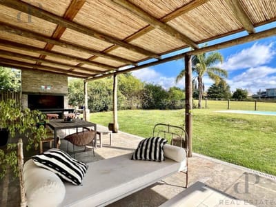 Excelente casa de 3 dormitorios con piscina en Lomas de La Tahona
