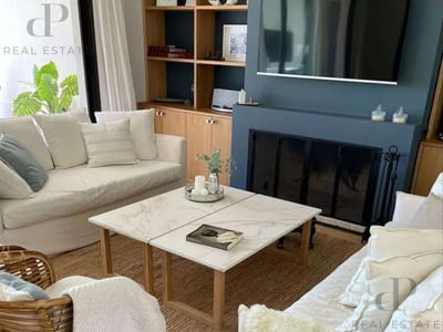 Moderna casa en venta de 3 dormitorios y servicio en Lomas de la Tahona
