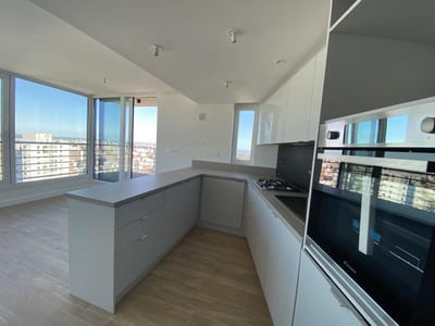 Alquiler De Apartamento 2 Dormitorios 3 Baños y Garage, Piso Alto. Edificio JOY Montevideo!
