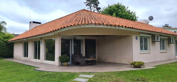 Alquiler Verano Casa tres dormitorios uno en suite piscina climatizada Punta Del Este.