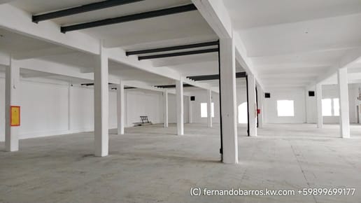 Amplia planta depósito en alquiler 1364 m2 con 4 oficinas frente al ex Mercado Modelo de Montevideo