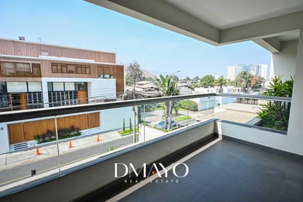 Departamento de 200m2. 3 dormitorios c/u con baño. 3 cocheras, muy amplio y ubicación estratégica.