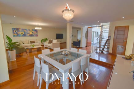Venta de casa moderna de tres pisos con jardín y piscina con 5 dormitorios y 3 cocheras urb privada