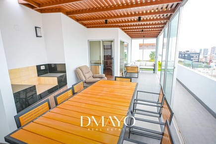 Se vende duplex en CORPAC San Borja con gran terraza y jardín 2 cocheras paralelas Diagonal a parque