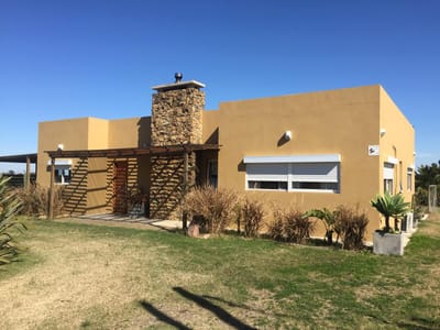 Hermosa casa con amplio terreno en Altos de San Carlos