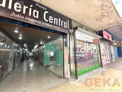 Local a la entrada de la galería Central, sobre Julio Herrera y Obes con 8 metros de vidriera