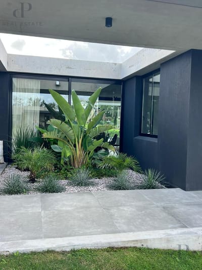 Casa de categoría con galería y piscina