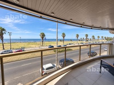 Venta apartamento 4 dormitorios y serv. Sobre Rbla. Punta Carretas con garaje - vista al mar