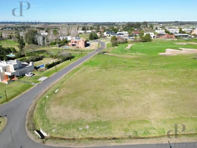 Moderna casa en venta de 3 dormitorios y servicio en Lomas de la Tahona