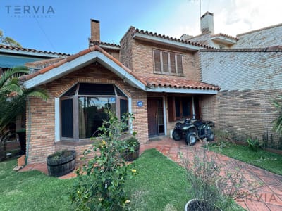 Casa de 3 dormitorios con piscina y gran barbacoa en Parque de Solymar