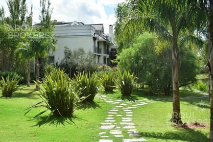 Apartamento de tres dormitorios en alquiler Haras del Lago