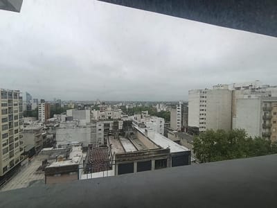 Apartamento con garaje por 18 de julio, cerca de facultades , servicios y locomoción.