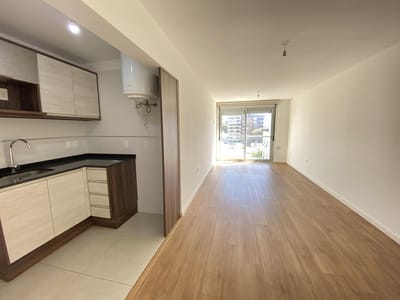 Alquiler monoambiente en piso alto, cocina semi definida, Vista despejada. Zona Pocitos