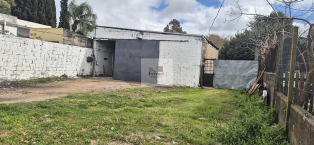 Local con terreno y entrada para Autos