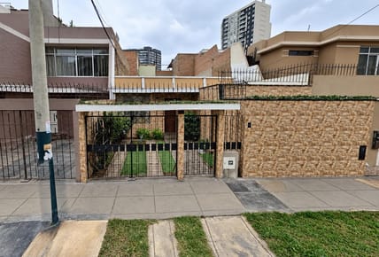 CASA EN VENTA FRENTE A PARQUE EN PUEBLO LIBRE