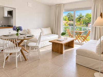 Apartamento En Venta de 2 Dormitorios y 2 Baños - Con Renta- Punta del Este, Pinares