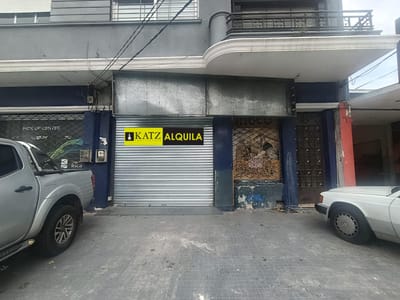 Se alquila amplio local comercial de 136 m², ubicado próximo a Br. Artigas.