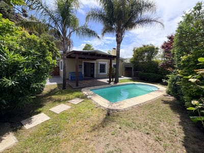 Casa en Shangrila, lado Sur, próximo a Calcagno y Giannasttasio, 2 dorm y piscina.