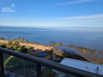 Apartamento de tres dormitorios y servicio con muebles en alquiler en rambla de Punta Carretas