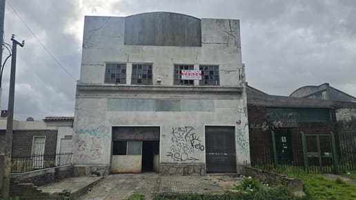 Venta de local comercial sobre Av. Gral Flores, barrio Las Acacias